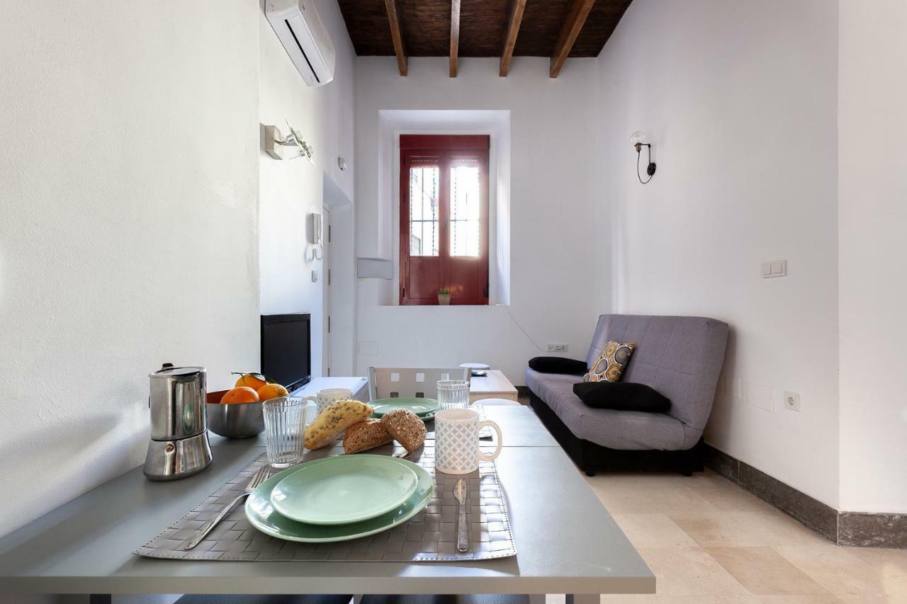 Pasaje De Amores Der - Descanso En Casa Y Vida Cultural Y Monumentos 4 Px Sevilla Exterior foto